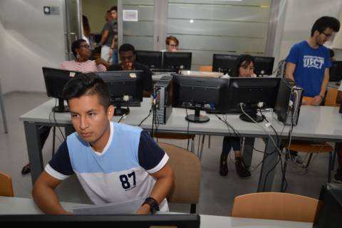 Más de dos centenares de estudiantes se matriculan en los grados de la