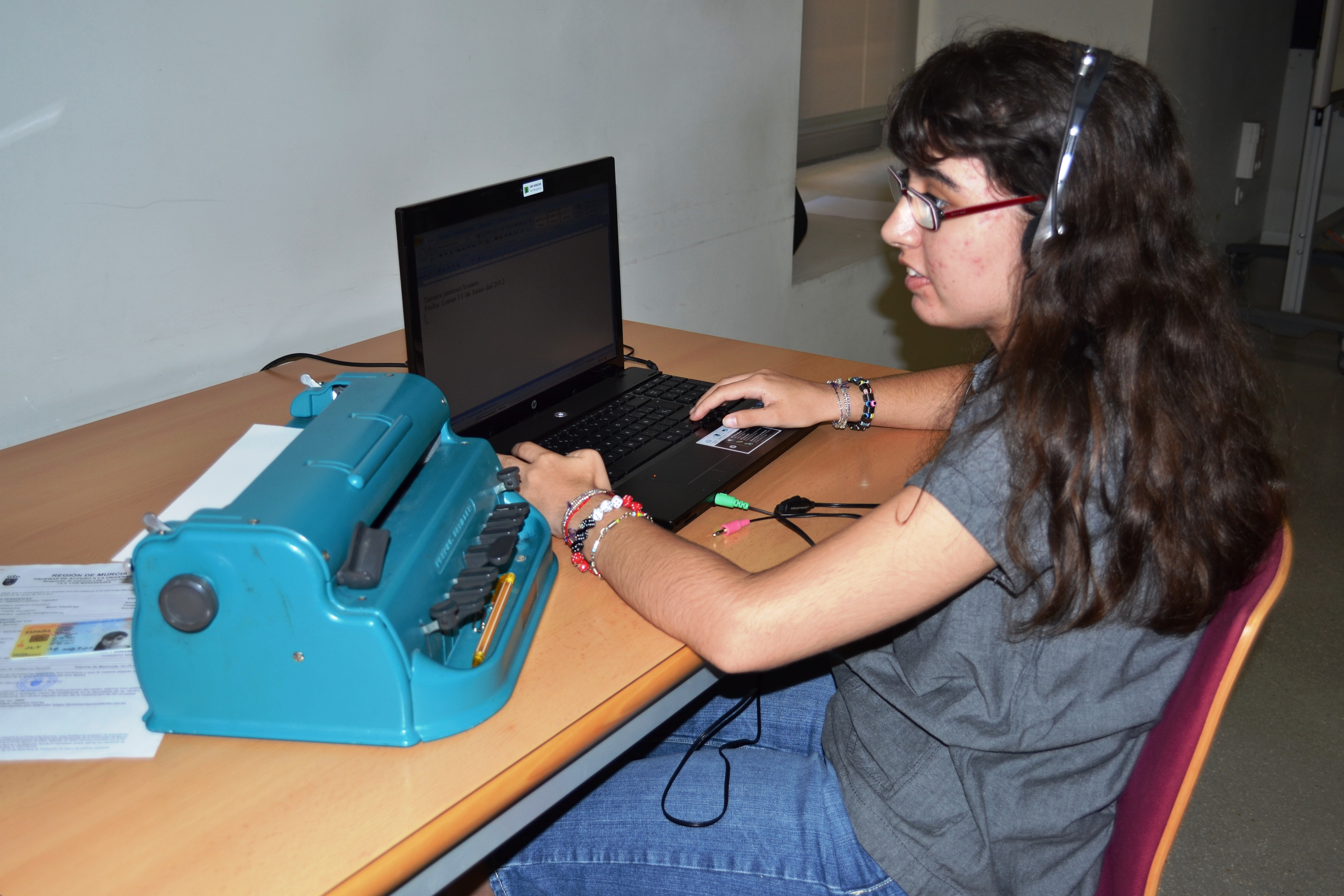 Una Estudiante De Torre Pacheco Con Ceguera Total Se Examina De ...