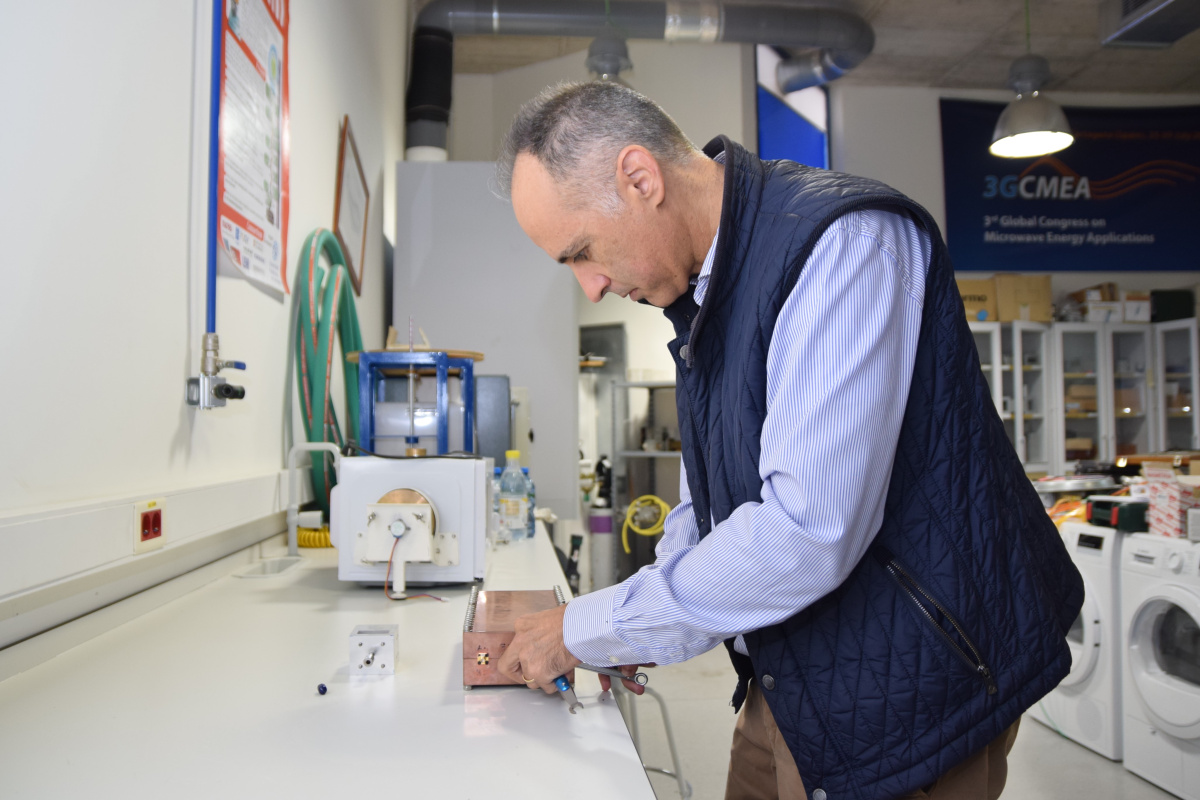 Díaz, en su laboratorio, con un haloscopio multicavidad utilizado para detectar axiones de materia oscura.