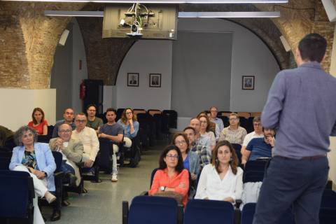 Rafael Toledo exponiendo los avances en títulos europeos durante la reunión de esta mañana.