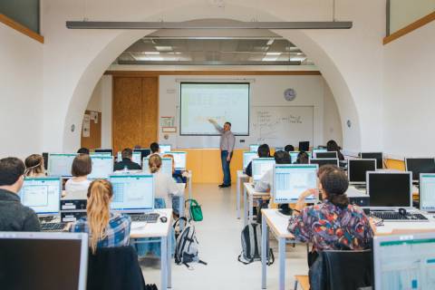 Estudiantes en un aula inform�tica de la Facultad de Ciencias de la Empresa.