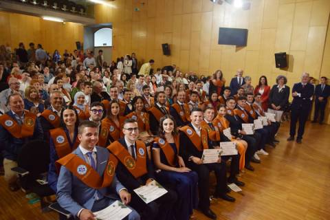 Los graduados junto a los representantes de los colegios profesionales, los padrinos, la dirección de la Escuela y la Rectora.