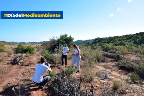 Investigadores del grupo en Edafología realizando unos ensayos en el depósito minero de Peña del Águila.