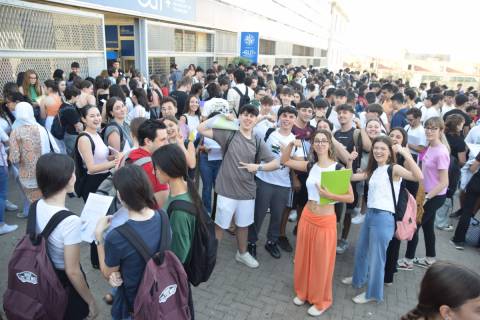 Estudiantes preuniversitarios antes de acceder a la Escuela de Telecomunicación, este miércoles.