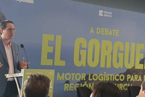 García-Ayllón durante su ponencia.