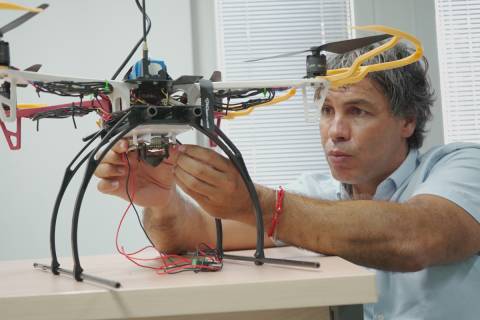 Gómez Tornero colocando en un dron un dispositivo con funciones de radar y antena.