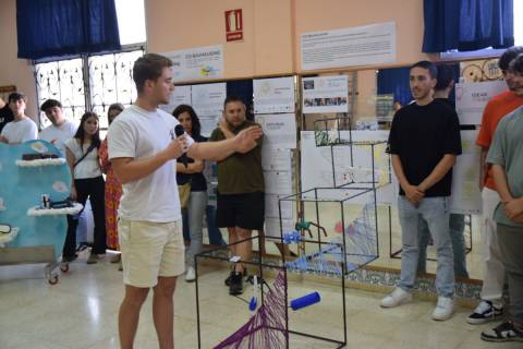 Un alumno de Diseño Industrial explicando su trabajo en la exposición que realizaron estudiantes de este grado en Mucho Más Mayo.