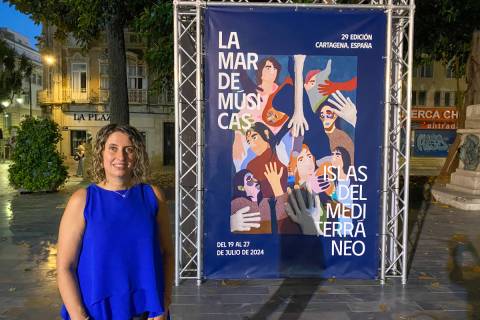 La autora del TFG junto a un cartel del festival La Mar de Músicas.