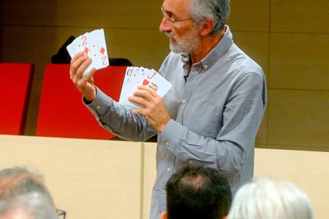 Imagen de Pedro Alegría durante una de sus charlas de divulgación.