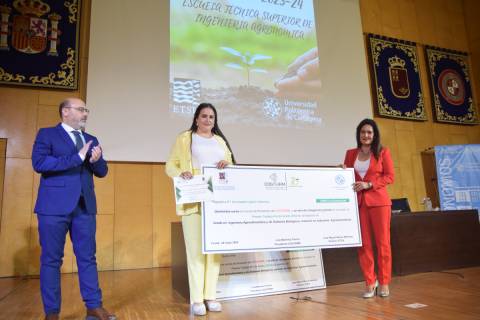 Foto de Ana Isabel Lajarín recogiendo su premio durante la última graduación de la Escuela de Agrónomos.