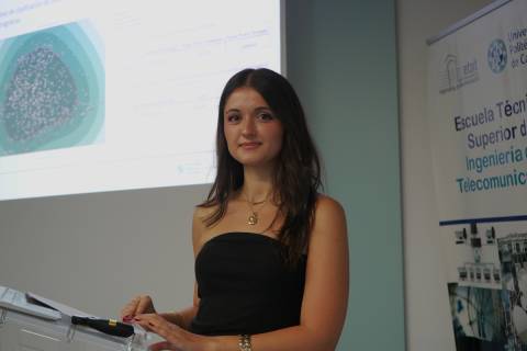 Silvia Hidalgo, en el salón de grados de la Escuela de Teleco, proyectando una de las imágenes de su TFG.