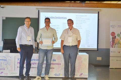 Alberto Garre con el diploma que le acredita como mejor joven investigador.