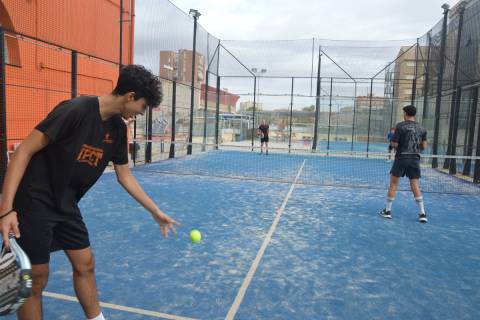 Estudiantes jugando al pádel, esta mañana.