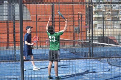 Unos estudiantes disputando el torneo de pádel el pasado curso, en las pistas de Ilusion Sport Center.