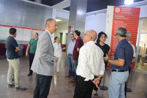 El rector y el vicerrector de Infraestructuras y Sostenibilidad charlando antes del inicio de la reunión del grupo de trabajo.