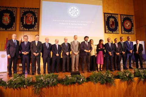 El Consejo de Dirección junto al presidente de la Comunidad, el consejero de Universidades y el representante del Consejo Social.