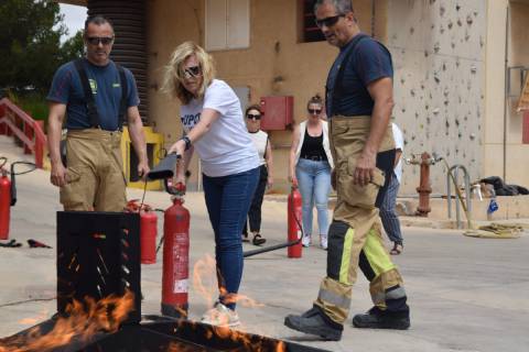 Una empleada de la UPCT extinguiendo un fuego durante una edición del curso realizada a final de junio.