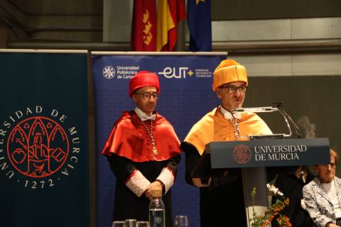 Ignacio Segado, secretario general de la UPCT, presentando la memoria del curso junto a su homólogo de la UMU.