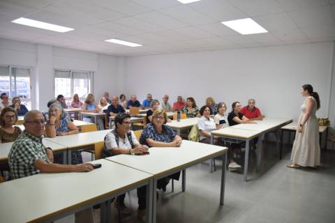 Estudiantes de quinto curso de la Universidad de Mayores en la primera clase de Psicología.