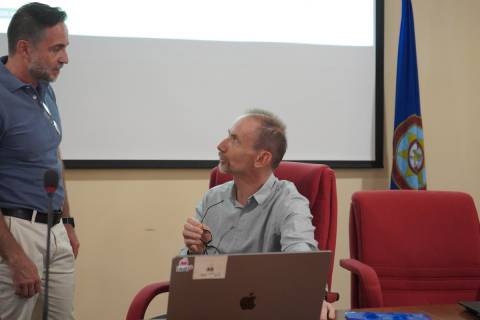 Manuel Ródenas charlando con el Rector antes del inicio del Consejo de Gobierno.