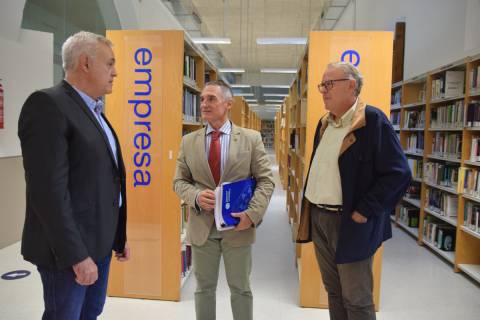 Ignacio Del Olmo, rodeado de sus directores de tesis, en la biblioteca del CIM.