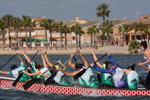 Imagen de un equipo de dragon boat del Club Náutico Santa Lucía.