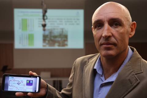 El nuevo doctor por la UPCT mostrando el software de control del sistema de riego inteligente que ha desarrollado.