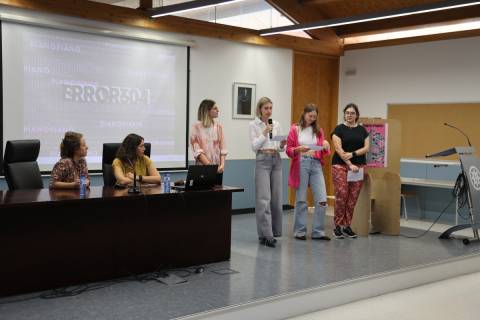 Las alumnas que han diseñado el ciclo presentando a las ponentes de la charla.