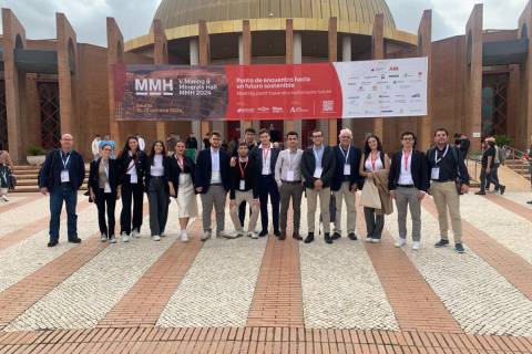 Estudiantes y profesores de la UPCT en el Palacio de Congresos de Sevilla.