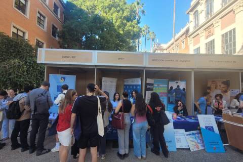 Asistentes a la feria junto al &#39;stand&#39; de la UPCT.