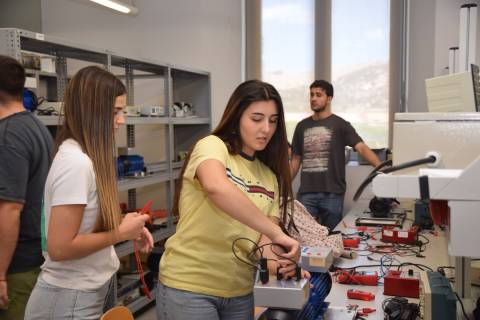 Alumnas de Ingeniería Eléctrica durante una práctica. 