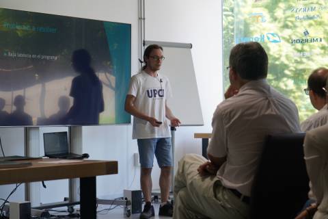 Hugo Bravo, uno de los dos estudiantes pioneros del programa DACIU en la UPCT, exponiendo su proyecto.