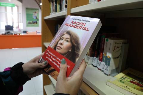 El libro ya se encuentra en préstamo en la biblioteca de Antigones.