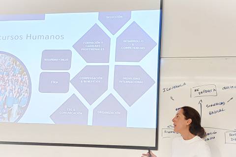 Sonia Rosique, durante su conferencia, impartida en la Facultad de Ciencias de la Empresa.