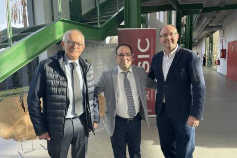 En la foto, Emilio Trigueros y Pedro Martínez rodean al coordinador de la jornada, José María González.