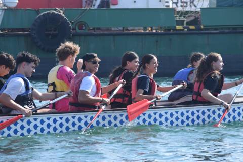 Alumnas y alumnos remando en un &#39;dragon boat&#39; durante una actividad de la Bienvenida a los nuevos estudiantes.