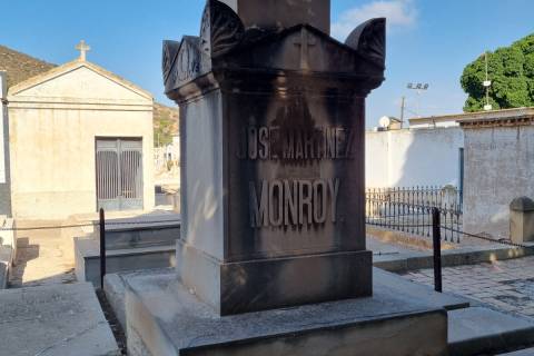 Monumento al poeta Monroy en el cementerio.