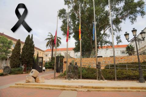 Las banderas de la UPCT ondean a media asta en señal de respeto, y duelo por las víctimas de la DANA.