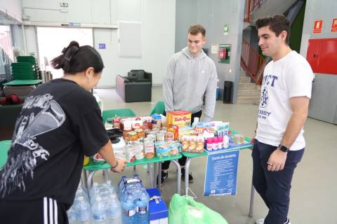 Voluntarios organizando la recogida de ayuda en la Casa del Estudiante.