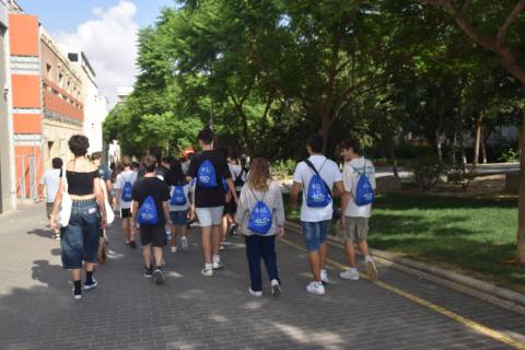 Un grupo de alumnos, junto a la Casa del Estudiante de la UPCT.