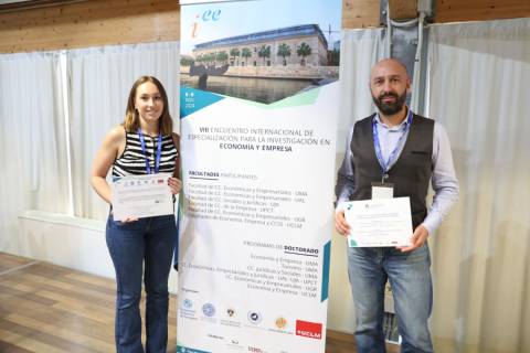 Clara Cubillas y Jaume Muñoz, con los diplomas acreditativos de sus premios.