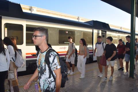 Estudiantes al llegar a la estación de Refen en un tren procedente de Murcia el pasado mes de septiembre.