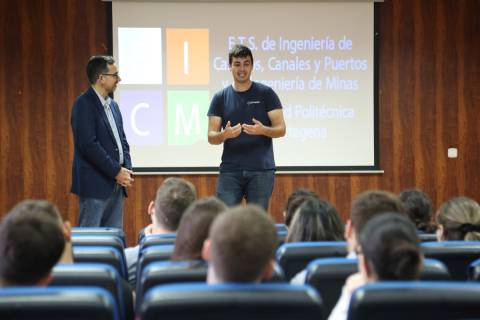 Manuel Mas durante su charla, junto al director de la Escuela de Caminos y Minas.