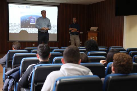 Estudiantes de la UPCT durante la reunión informativa celebrada en la Escuela de Navales.