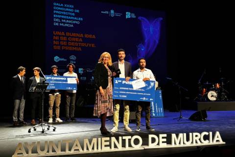 Jesús Pujante, en el centro de la imagen, recogiendo el primer premio del concurso.