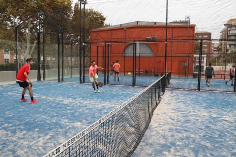 Estudiantes jugando al pádel, este curso.