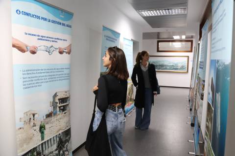 Dos alumnas observando la exposición.