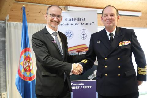 El rector de la UPCT y el almirante de Acción Marítima estrechan sus manos tras la firma del convenio de la cátedra.