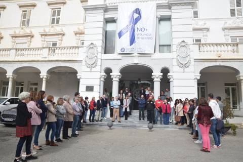 La concentración y la lectura del manifiesto con motivo del 25 celebrada en el edificio Rectorado.