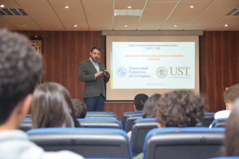 Guillermo Sánchez-Vera durante su charla hoy en la UPCT.